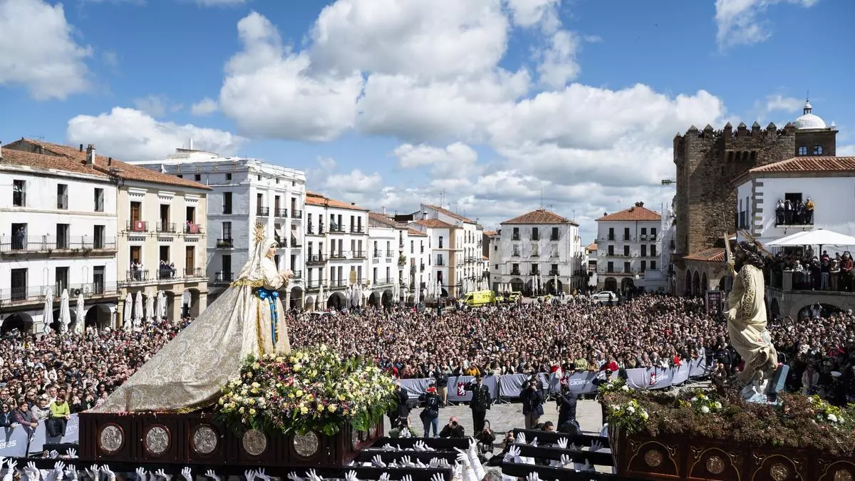 Cáceres sella su ímpetu cofrade en un Encuentro de multitudes
