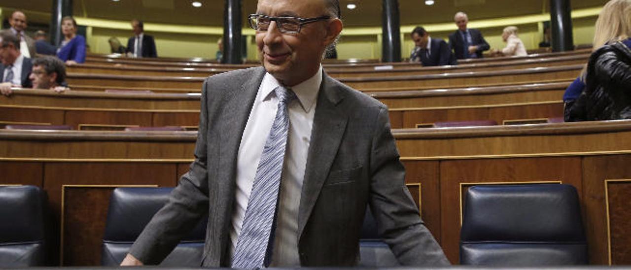 El ministro de Hacienda en funciones, Cristóbal Montoro, ayer en el pleno del Congreso de los Diputados.