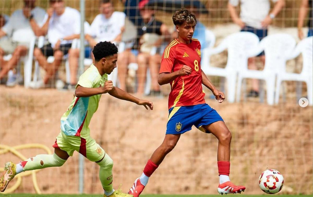 Mauro Valeiro con la selección española durante un partido.