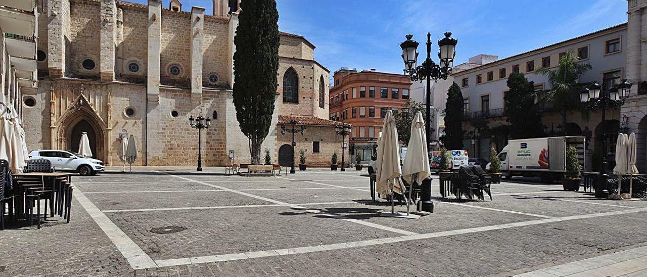 La plaza Major de Gandia con sillas de las terrazas de los restaurantes apiladas, ayer.