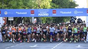 Cientos de corredores toman la salida de la carrera popular Madrid corre por Madrid, organizada por Mapoma, este domingo. EFE/Víctor Lerena