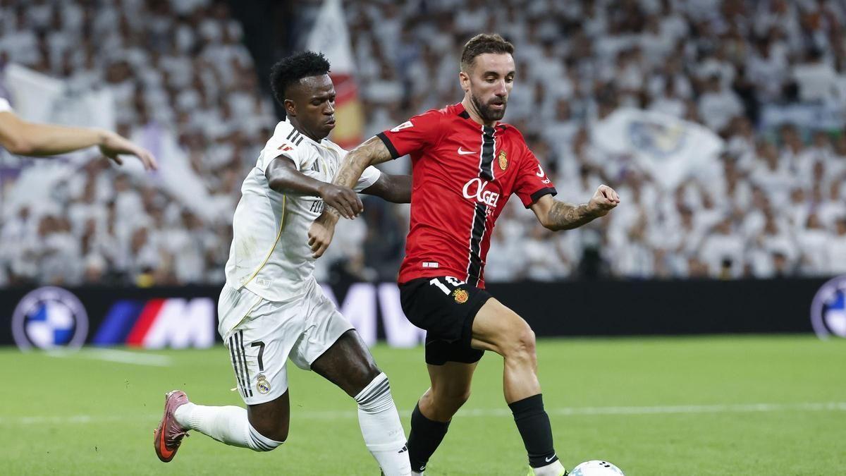 Darder conduce el balón frente a Vinicus.