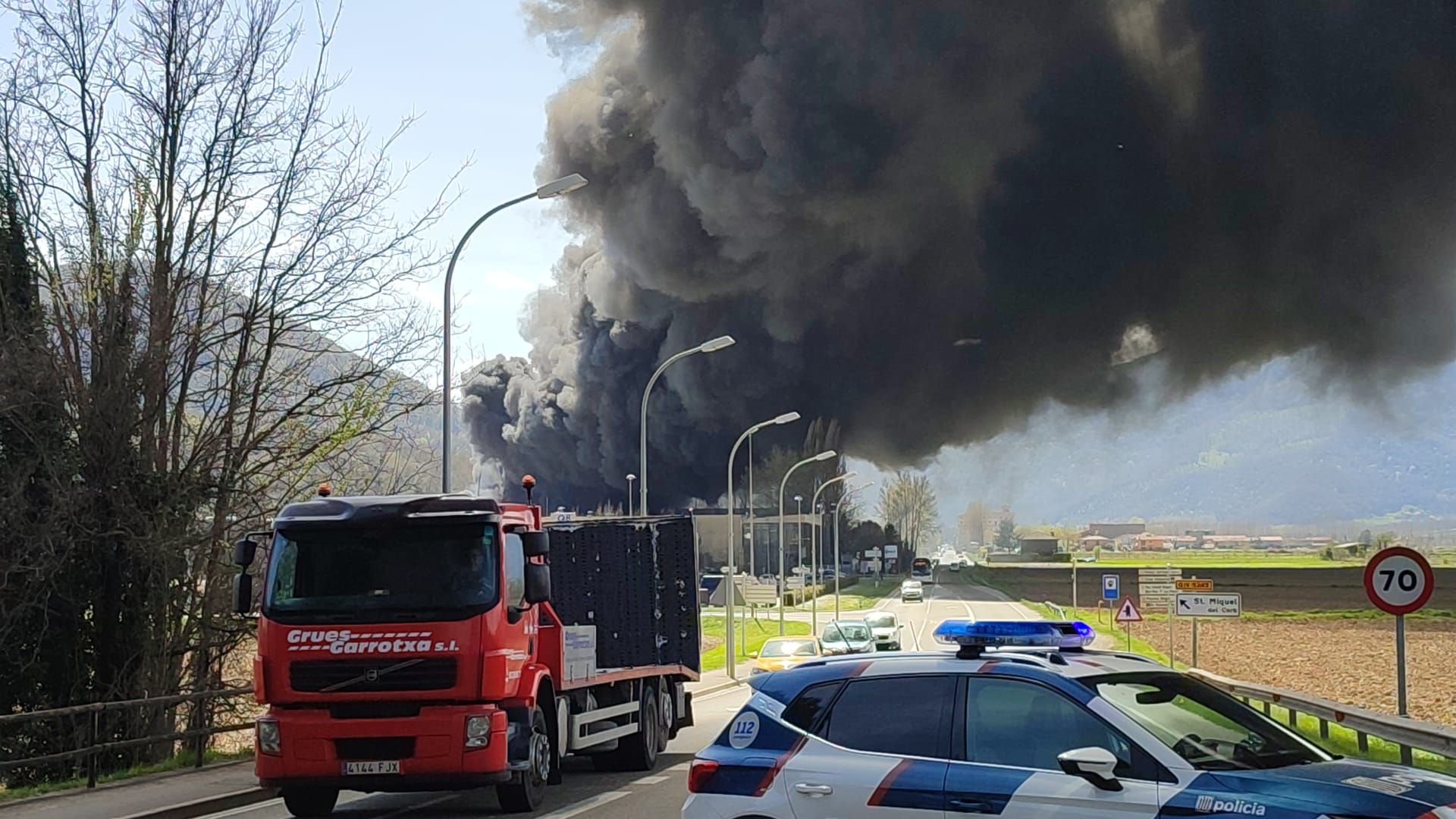 Espectacular incendi al pati d'una empresa del polígon de les Preses