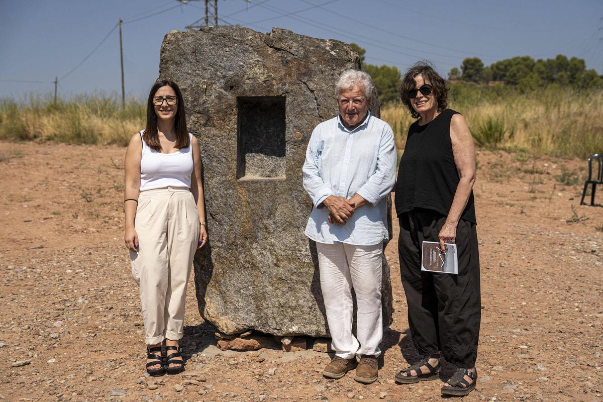 D'esquerra a dreta: Tània Infante, Rufino Mesa, l'escultor, i Roser Oduber davant de l'obra "Aigua"