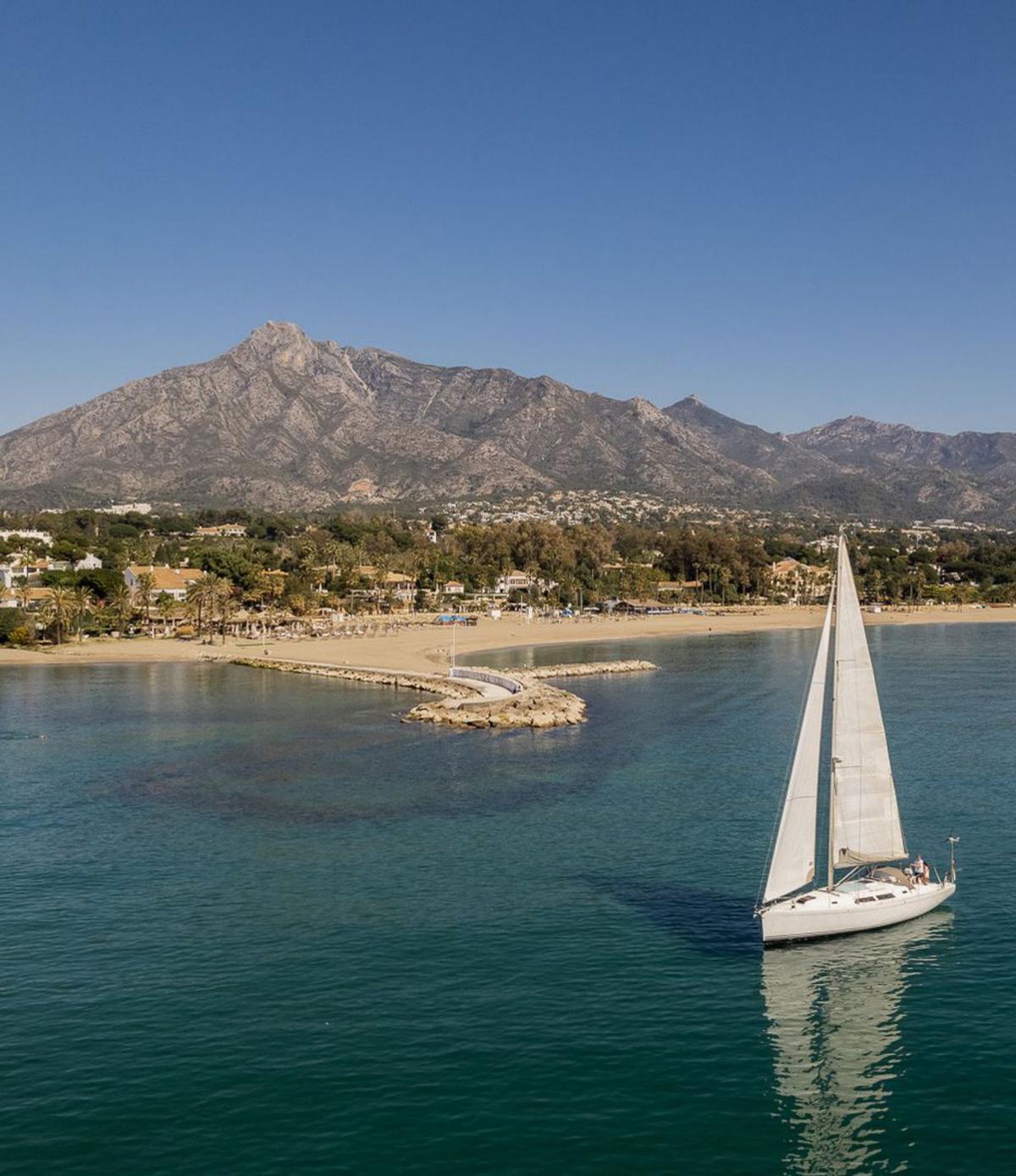 Un velero navega a poca distancia de una de las playas de Marbella. | L.O.