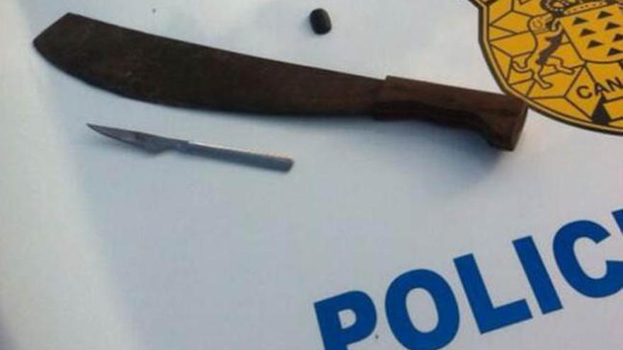 Machete y cuchillo que la Policía Local interceptó al detenido. | lp / dlp
