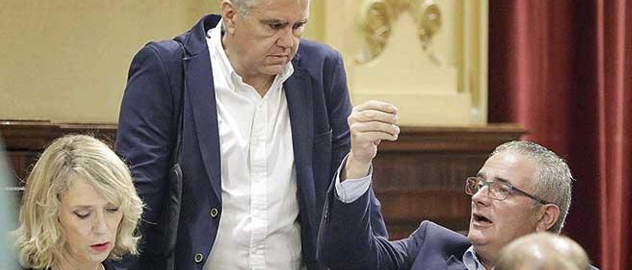 Josep MeliÃ  y Jaume Font, en un pleno del Parlament.