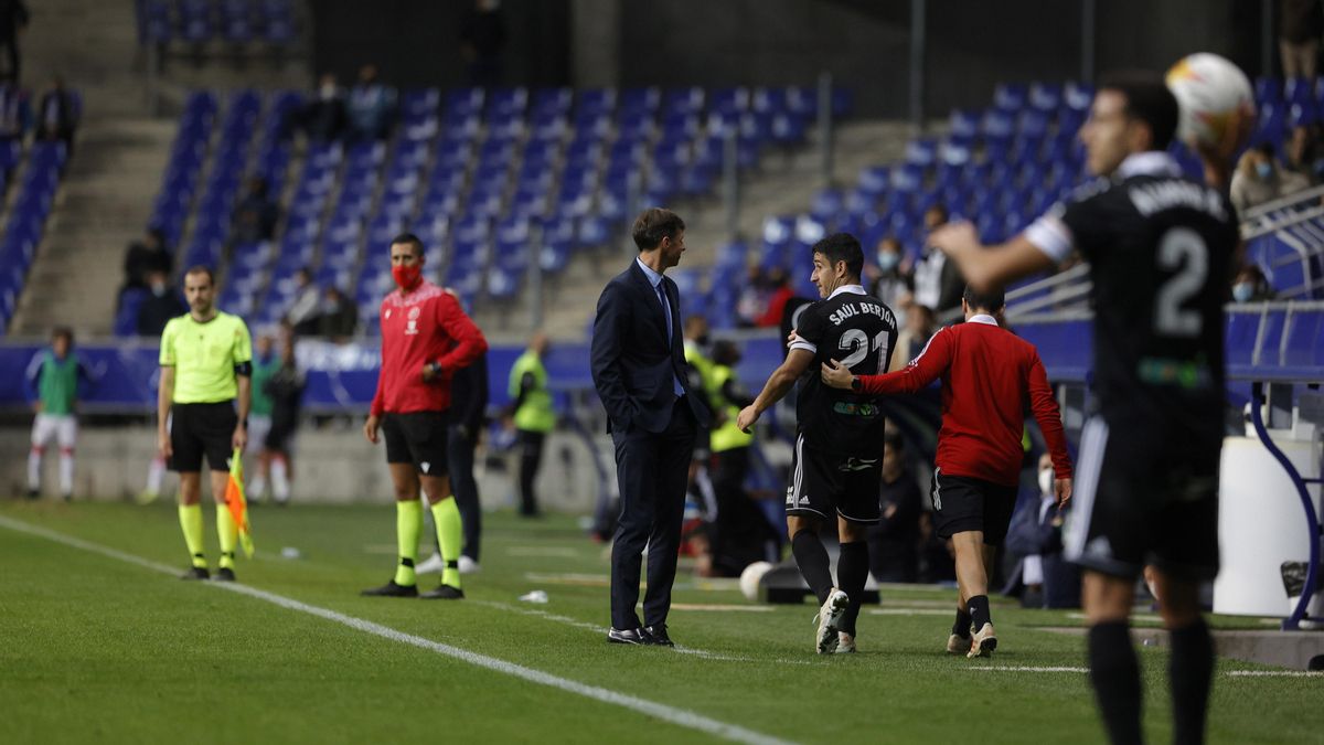 Berjón pasa por detrás de Ziganda señalándole el escudo del Burgos