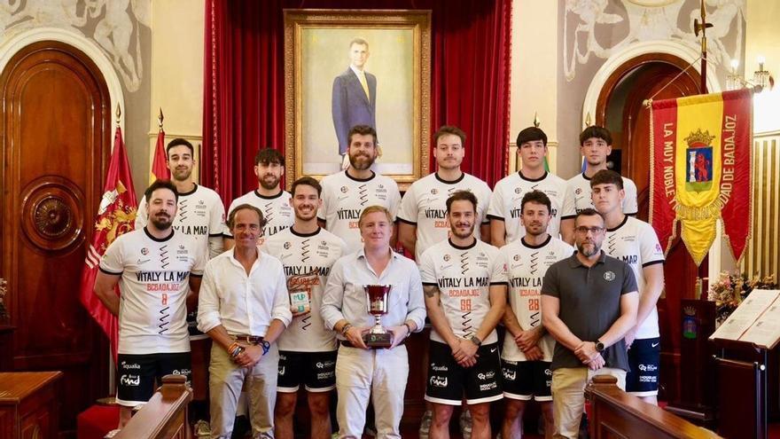 El Vítaly La Mar BCB brinda en el Ayuntamiento el Trofeo Diputación