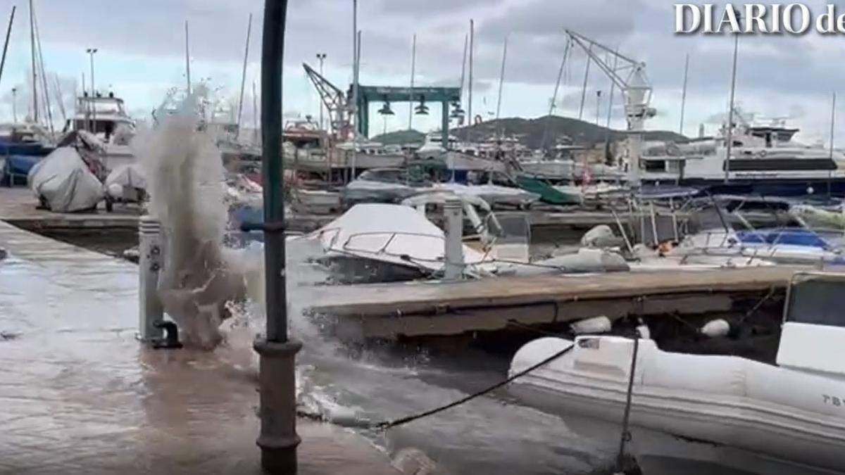 Los barcos del Club Náutico de Ibiza a merced del oleaje