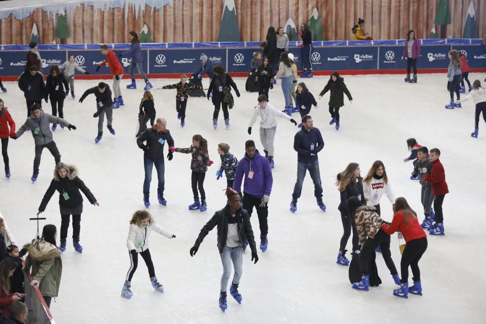 La pista de gel de Girona s'omple de patinadors