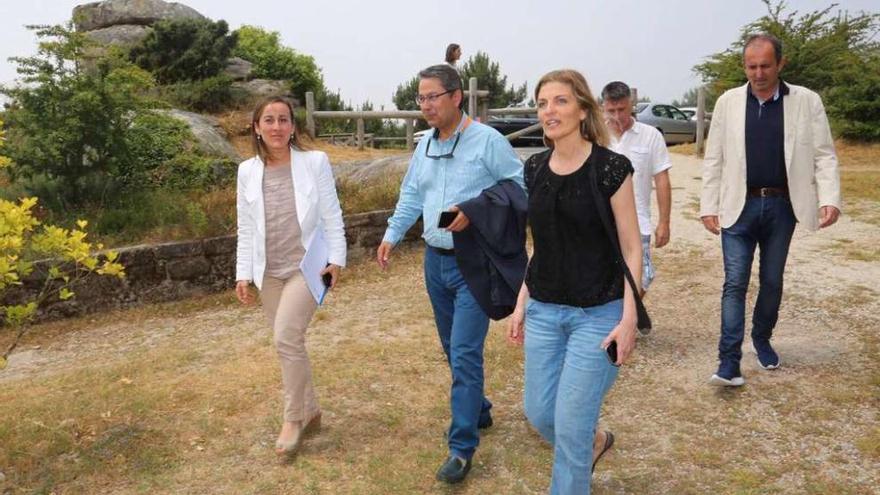 La conselleira, la presidenta de Adega y el alcalde, en Monte Siradella. // Muñiz