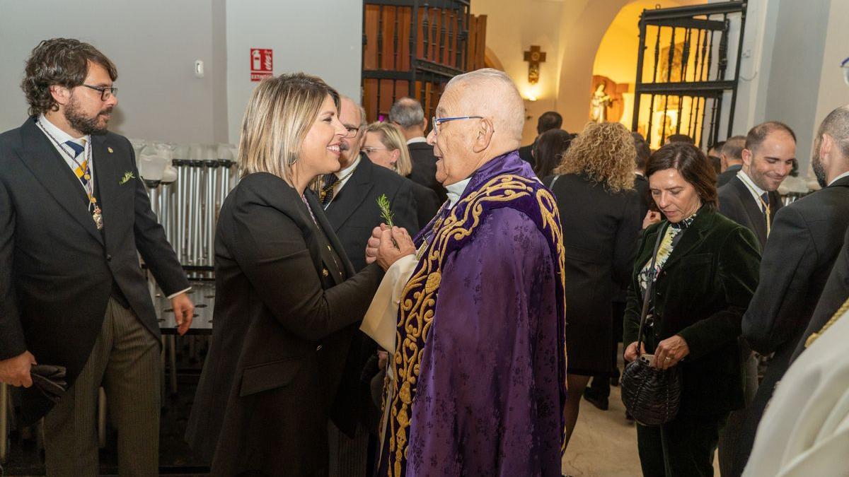 La alcaldesa junto al sacerdote Francisco Montesinos Pérez-Chirinos