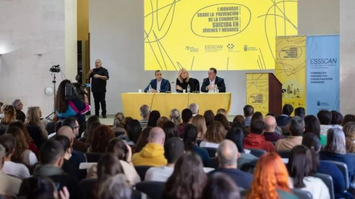 De izquierda a derecha, José Montelongo, Esther Monzón y Poli Suárez, este jueves, en un instante de la celebración de las jornadas