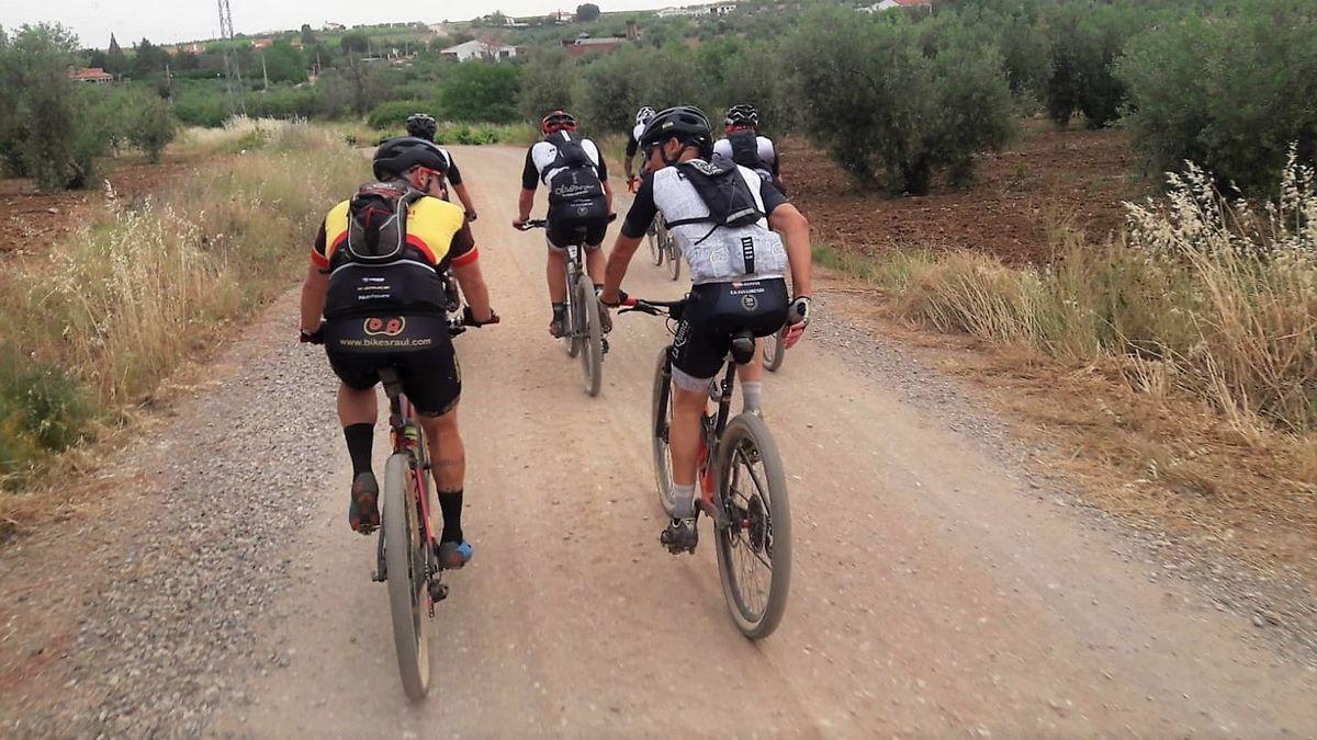 Ciclistas recorriendo Extremadura