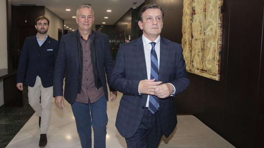 Felipe Moreno, presidente del Real Murcia, con el abogado Andrés López y con el consejero Juanjo Fernández. | FRANCISCO PEÑARANDA
