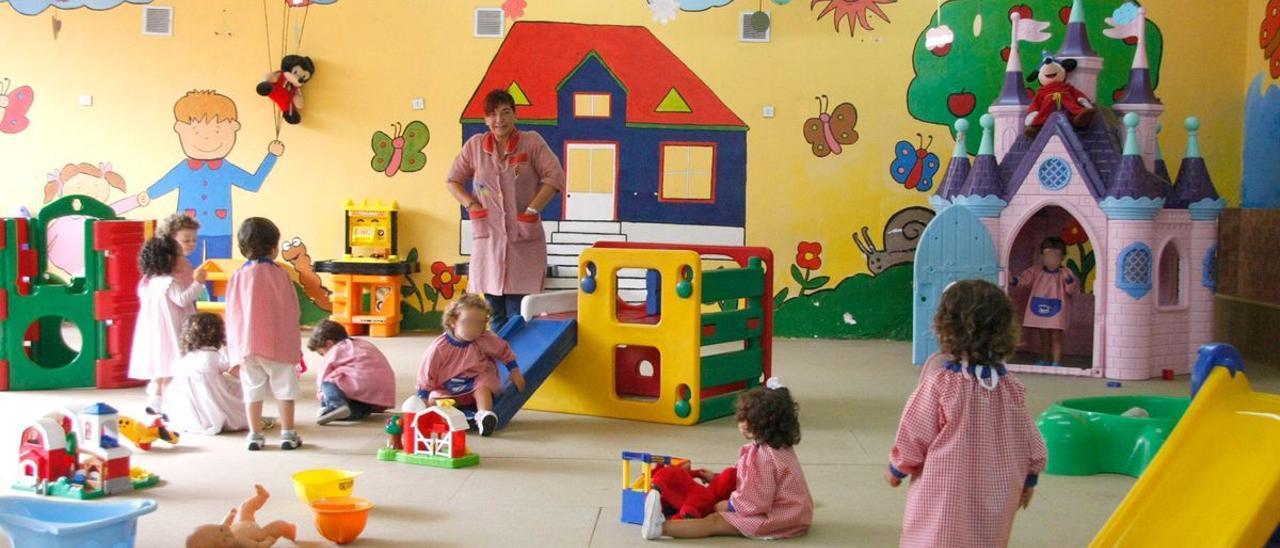 Un grupo de niños en una guardería.