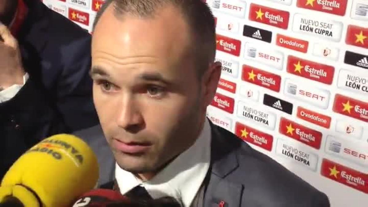 Iniesta, atendiendo a los medios de comunicación tras la final de la Copa del Rey