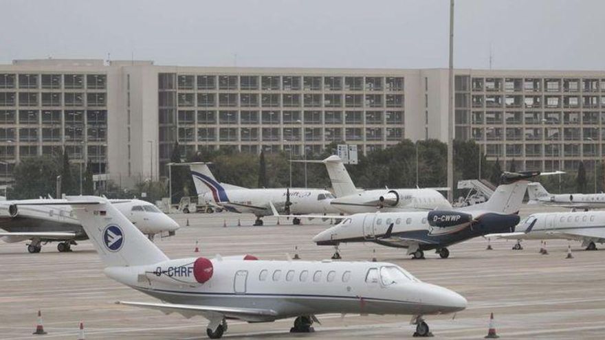 Aviones privados aparcados en el aeropuerto de Palma.