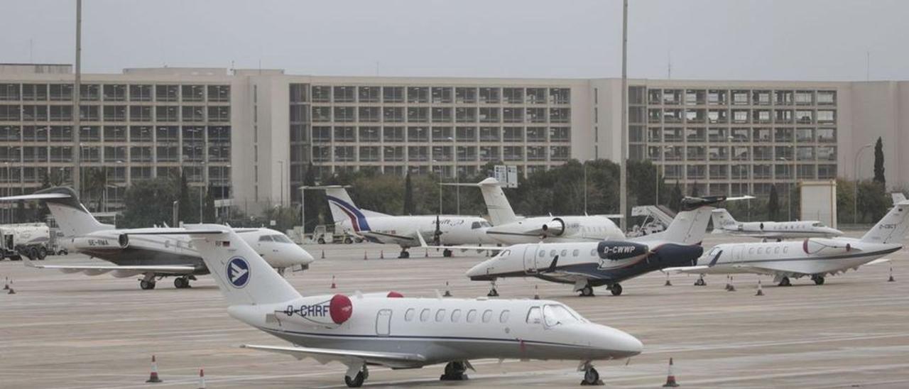 Aviones privados aparcados en el aeropuerto de Palma. / MANU MIELNIEZUK