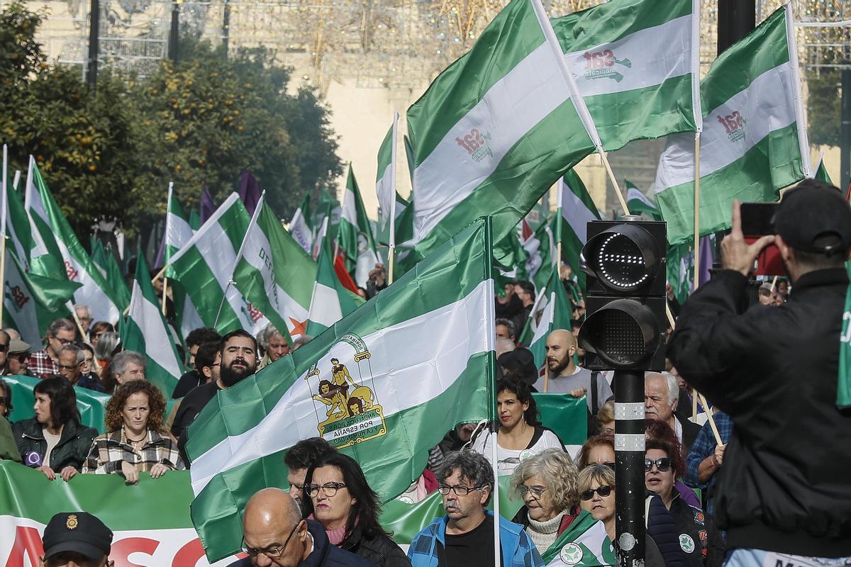 Así se construye Andalucía: muchas horas de trabajo tras una comunidad en ebullición