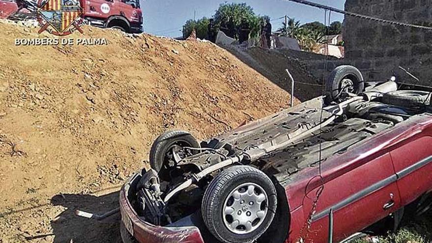 El vehículo quedó volcado en un huerto tras caer por un terraplén.