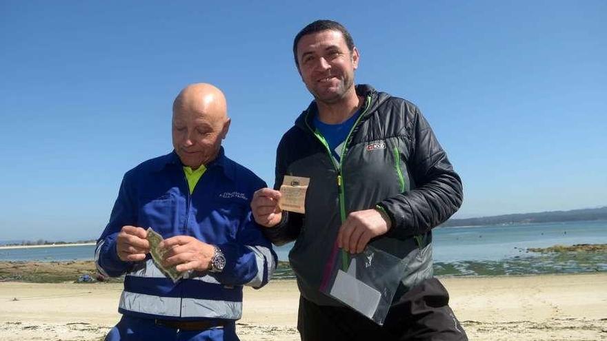 José Manuel Rial &quot;Chicho&quot; e Isidro García, con los elementos que ocultaba la botella. // Noé Parga