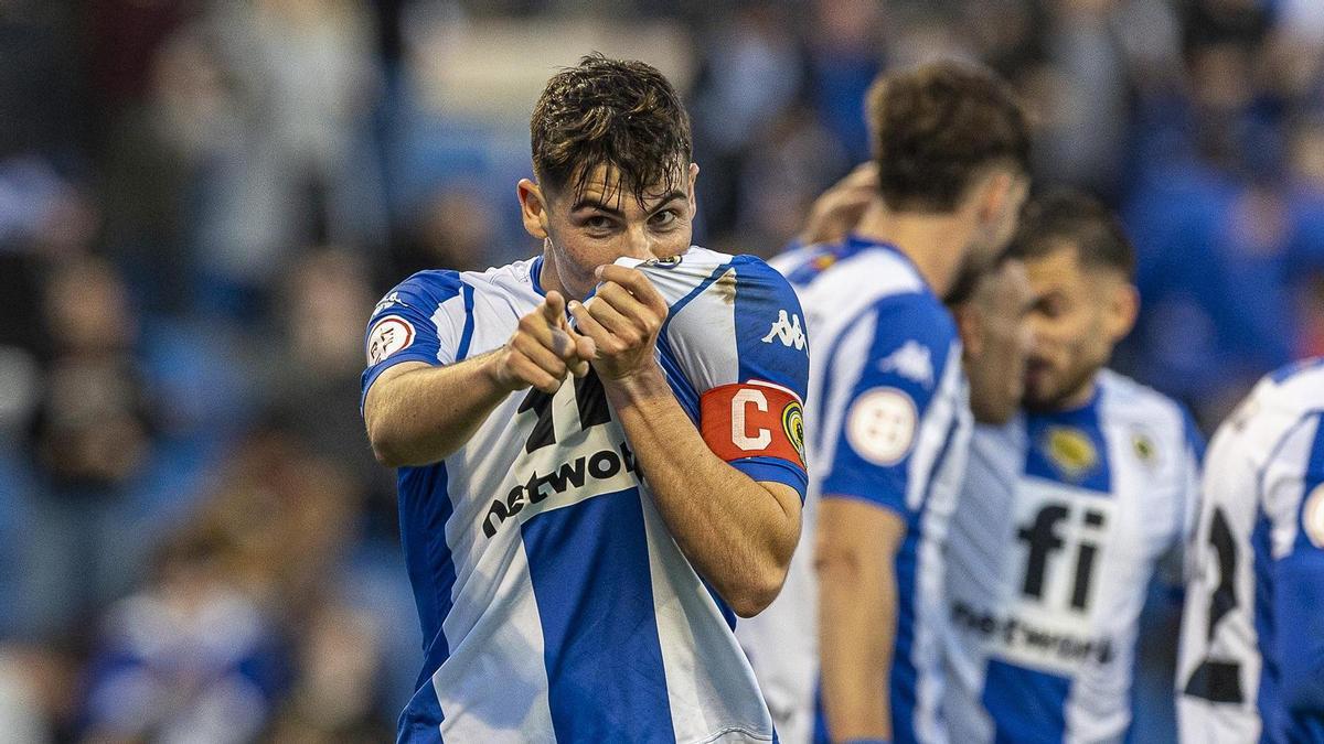 Nico Espinosa, excapitán del Hércules, se besa el escudo después de marcar frente al Betis B su primer doblete profesional.