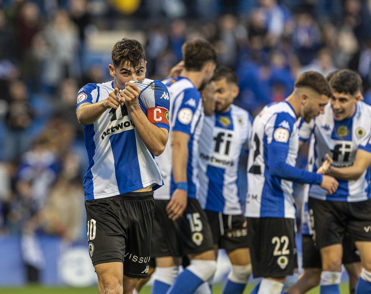 Nico Espinosa, capitán del Hércules, se besa el escudo después de marcar frente al Betis B su primer doblete profesional.