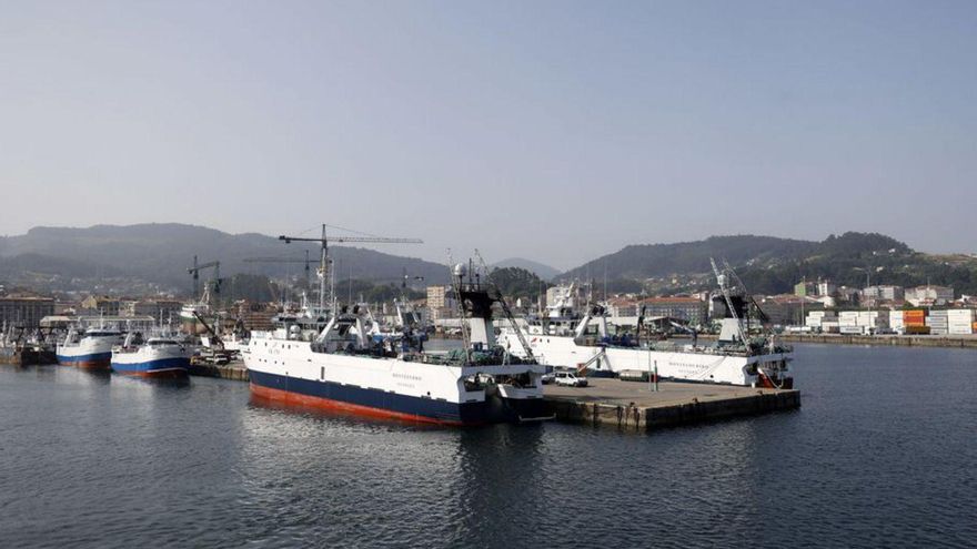 Vista del puerto de Marín desde el mar. | |