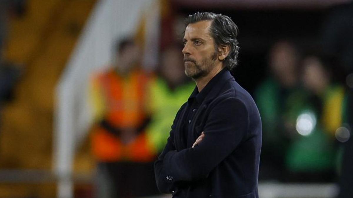 Quique Sánchez Flores, mirando el partido desde la banda