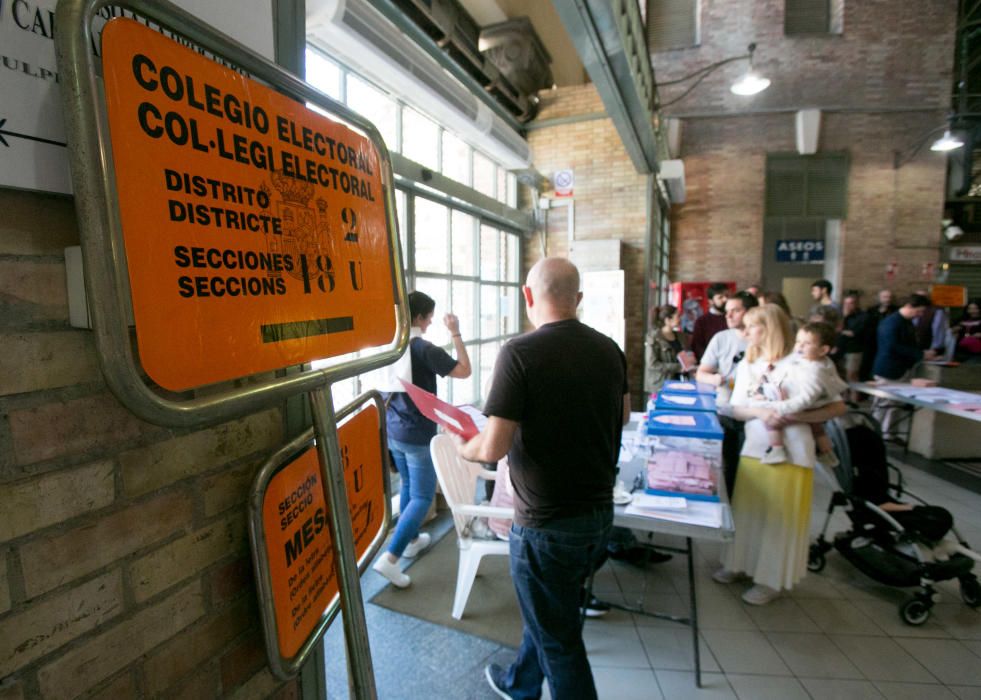 Jornada electoral en el Mercado central de Alicante.