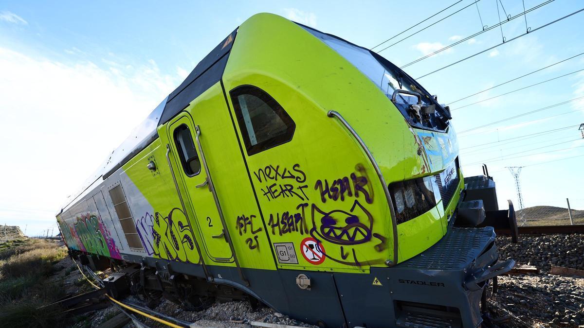 El tren que descarriló en Zaragoza en septiembre todavía sigue junto a las vías