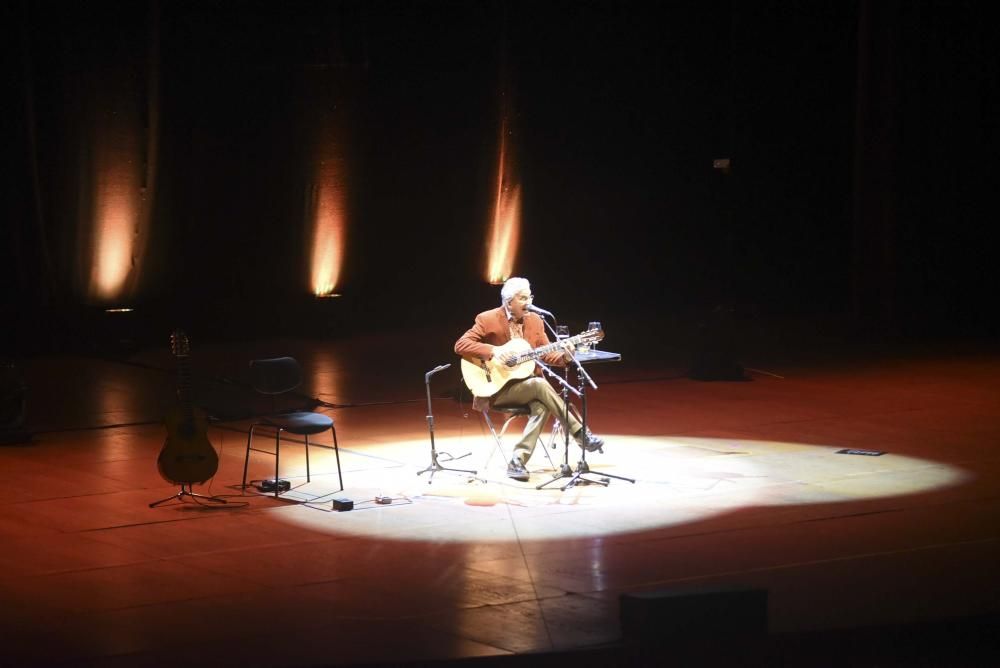 En un Palacio de la Ópera repleto y rendido ante el mito, Veloso triunfó diez años después de su última actuación en la ciudad, esta vez como padrino de la cantante de samba Teresa Cristina.