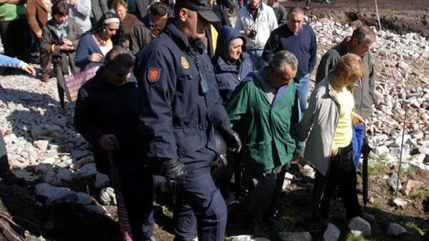 Los policías nacionales &quot;escoltaron&quot; a los vecinos por el perímetro de las obras