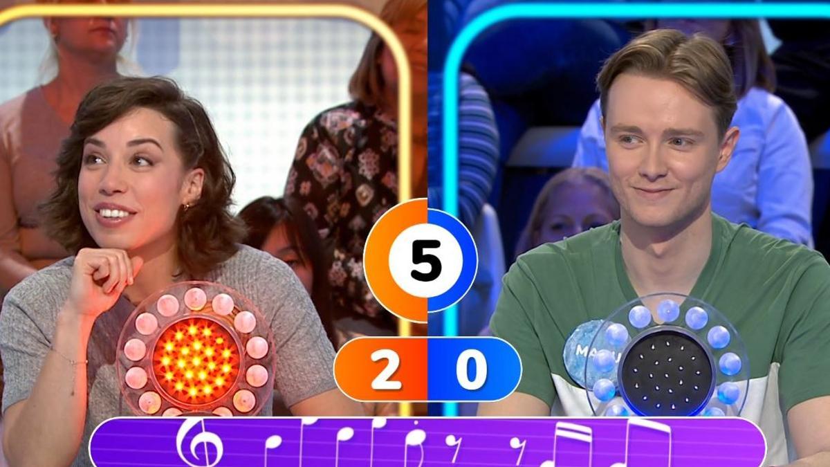 Rosa y Manu durante la pista musical en 'Pasapalabra'