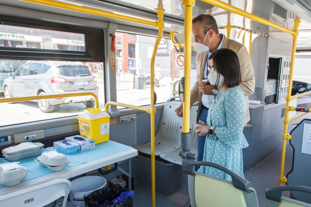 La ministra Carolina Darias visita una 'vacuguagua' en Gran Canaria