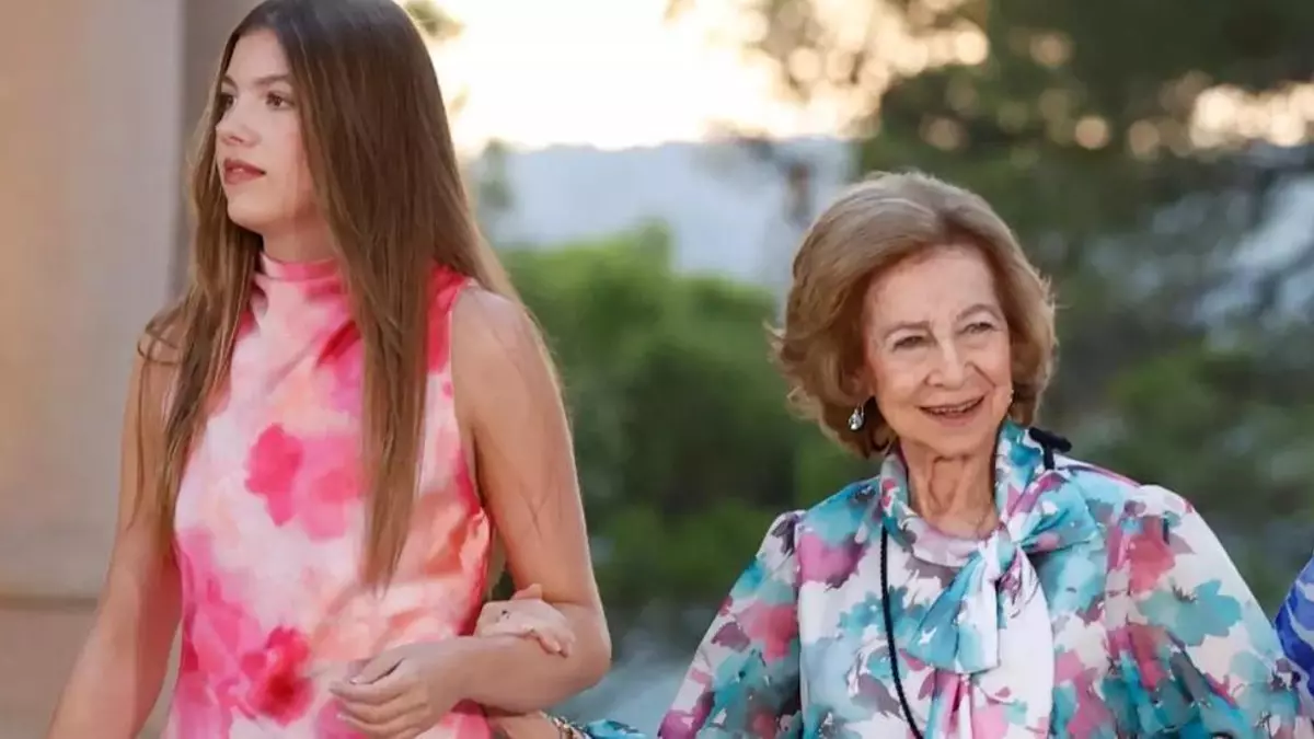 Sofia quiere ser Sofía, las similitudes de los vestidos de la reina y la infanta en la recepción de Mallorca