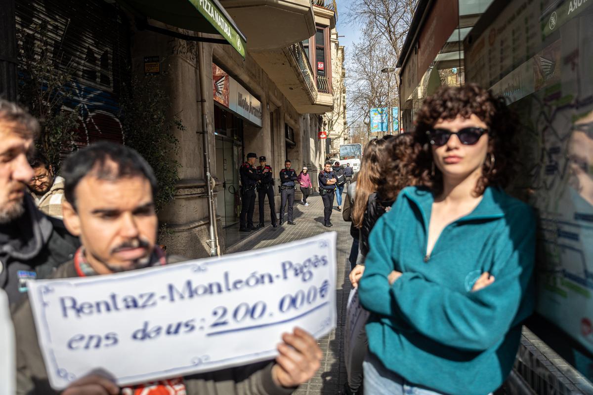 Decenas de inquilinos protestan ante una inmobiliaria de Barcelona por una estafa de 200.000 euros