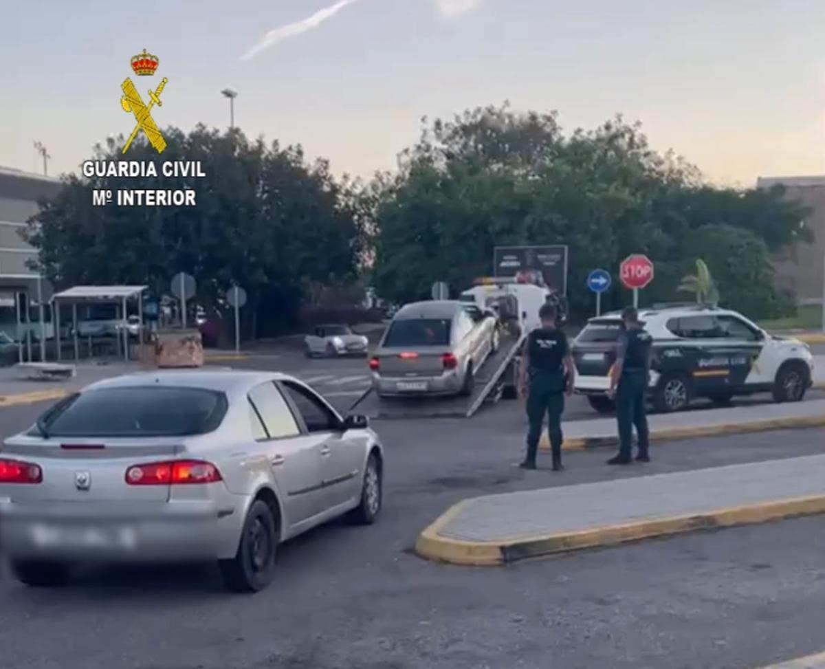La Guardia Civil reteniendo uno de los 'Taxis Pirata'.
