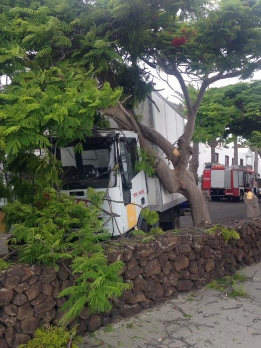 Un camión impacta contra un árbol en Playa Blanca
