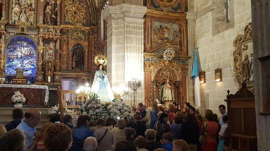 Interior del Santuario de Otero durante la misa.