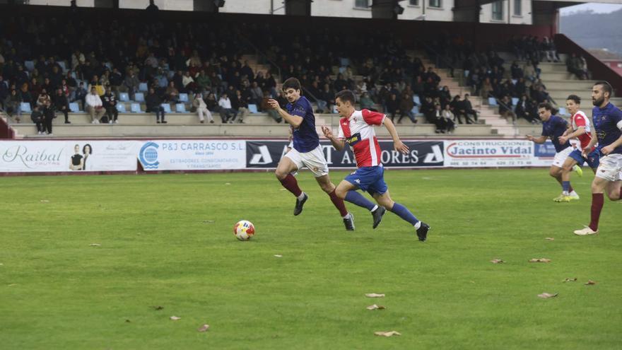 El Concello buscará financiación para cambiar el césped de A Lomba.