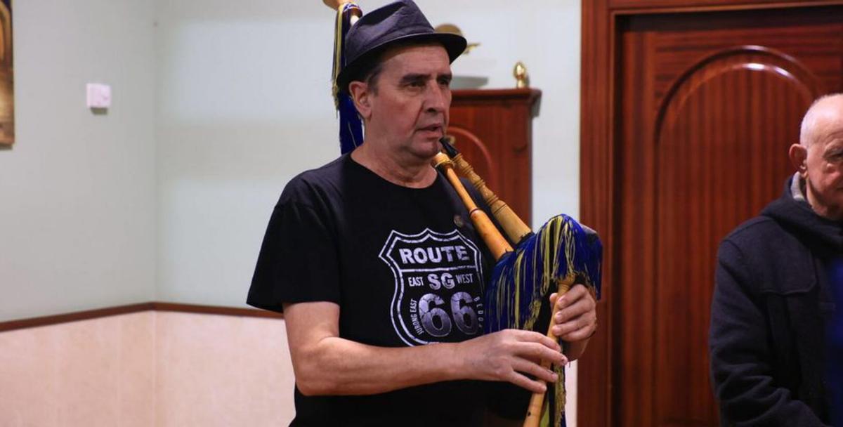 Julio Tablizo, a la gaita, ayer. | DAVID CABO