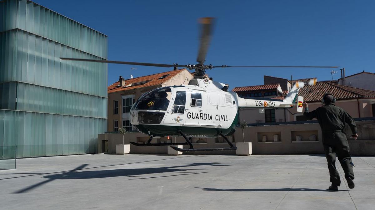 Helicóptero de la Guardia Civil, uno de los medios expuestos en la terraza del Ramos Carrión. | J. L. F.