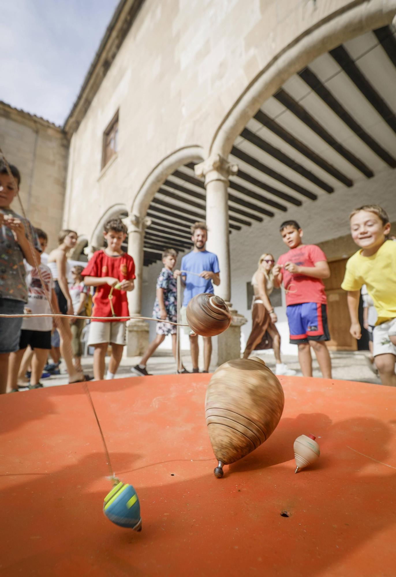 Fotos | Trobada de baldufes: El arte de la peonza triunfa en Pollença