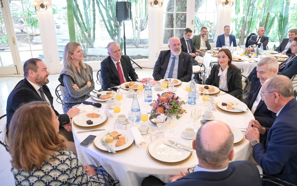 Un momento del desayuno del ministro Torres con representantes de CEOE-Tenerife.