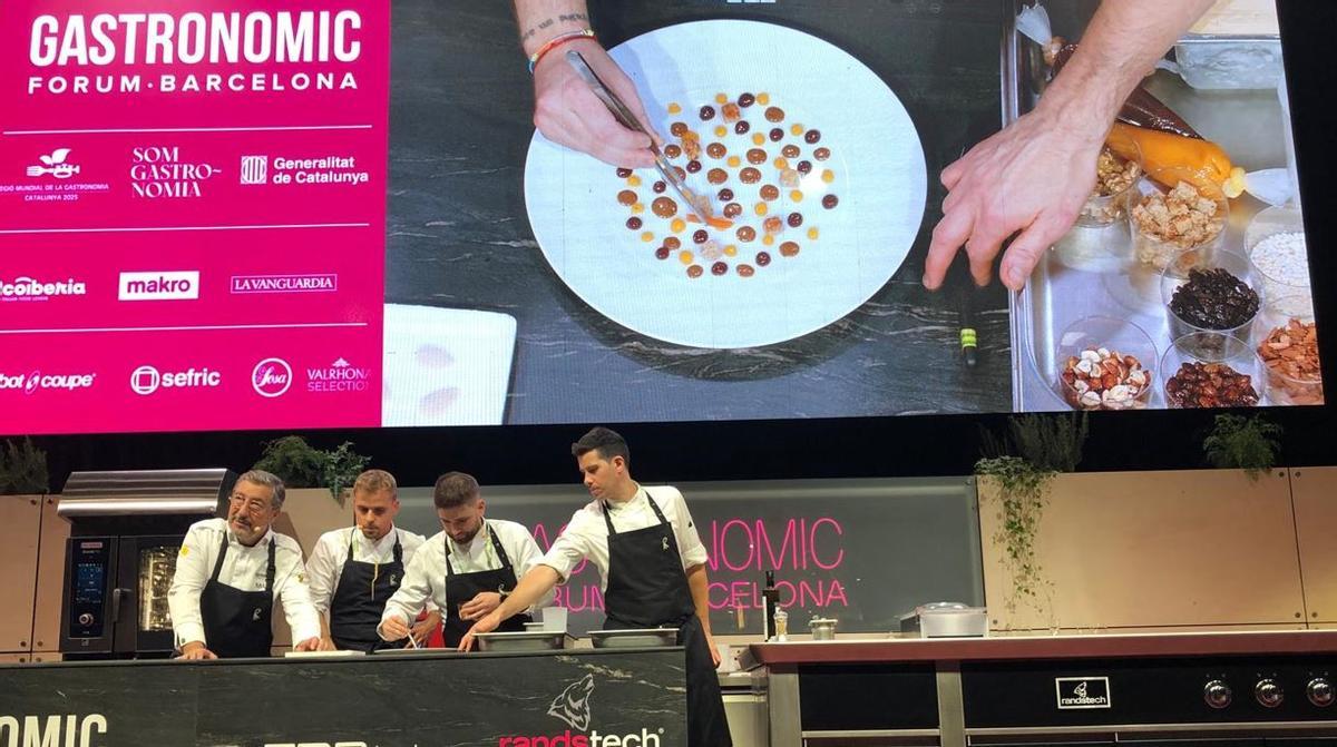 Joan Roca i l'equip de Fontané preparant unes postres de músic durant la ponència de cloenda del Gastronomic Forum Barcelona.