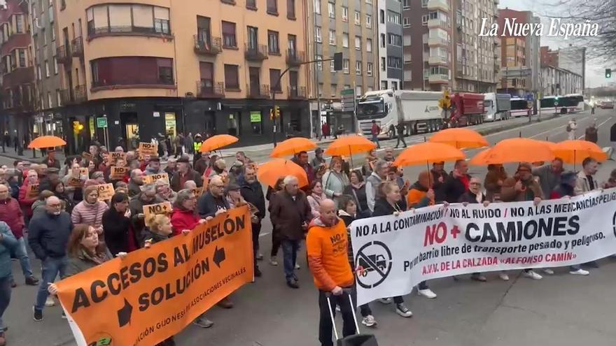 VÍDEO: Los vecinos de La Calzada vuelven a la calle y avisan que no pararán hasta tener respuesta del ministro Puente: "Tiene una obligación moral con nosotros"