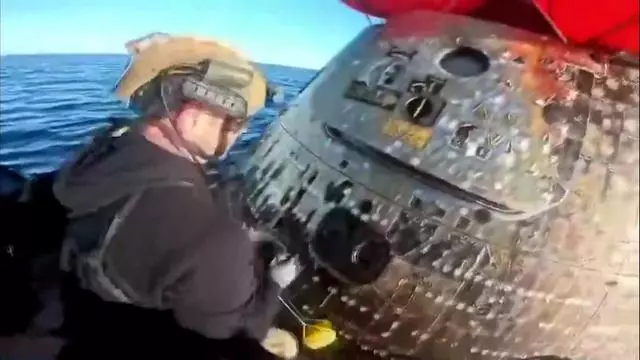 Este fue el momento en que se abrió la cápsula Orión a su llegada a la Tierra